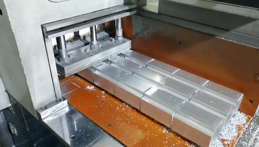 三類鋁型材切割機(jī)分別適用于直角、45度、任意角度鋸切