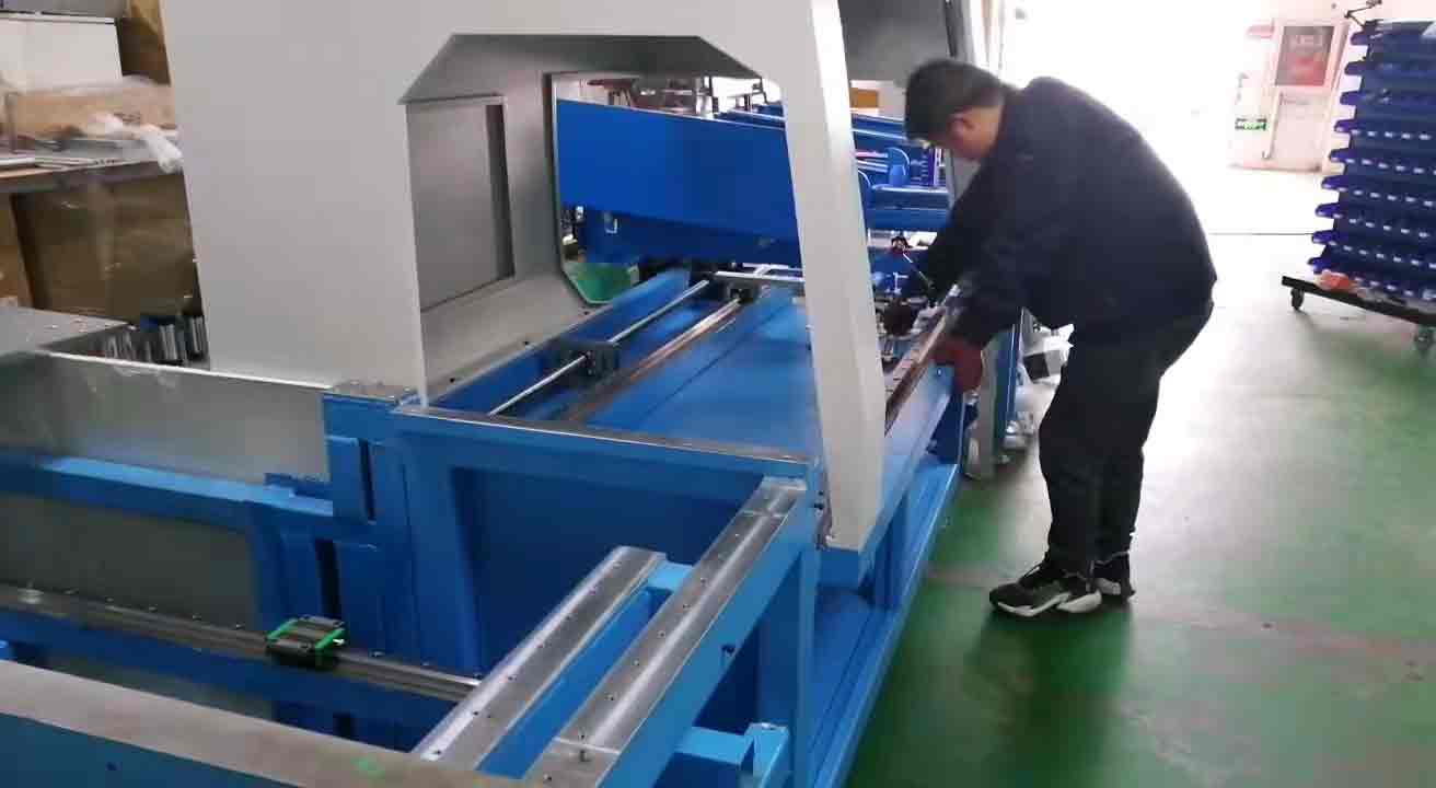 鋁型材切割機(jī)廠家雙德譽(yù)庫存又告急，車間伙伴認(rèn)真的樣子